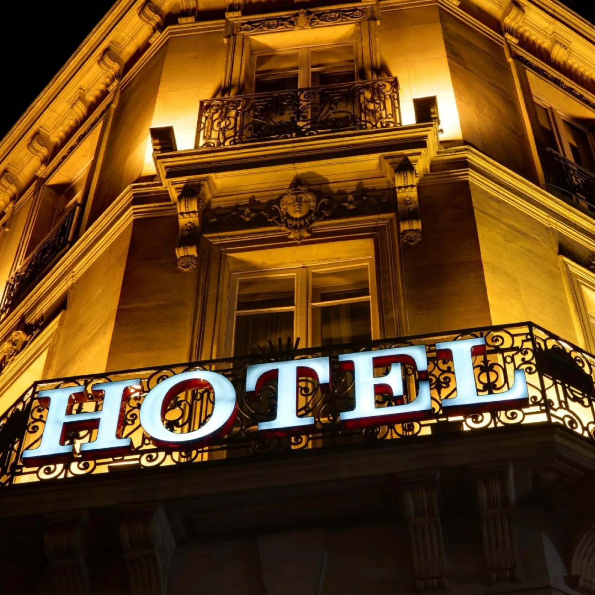 Hotel lichtreclame op gevel